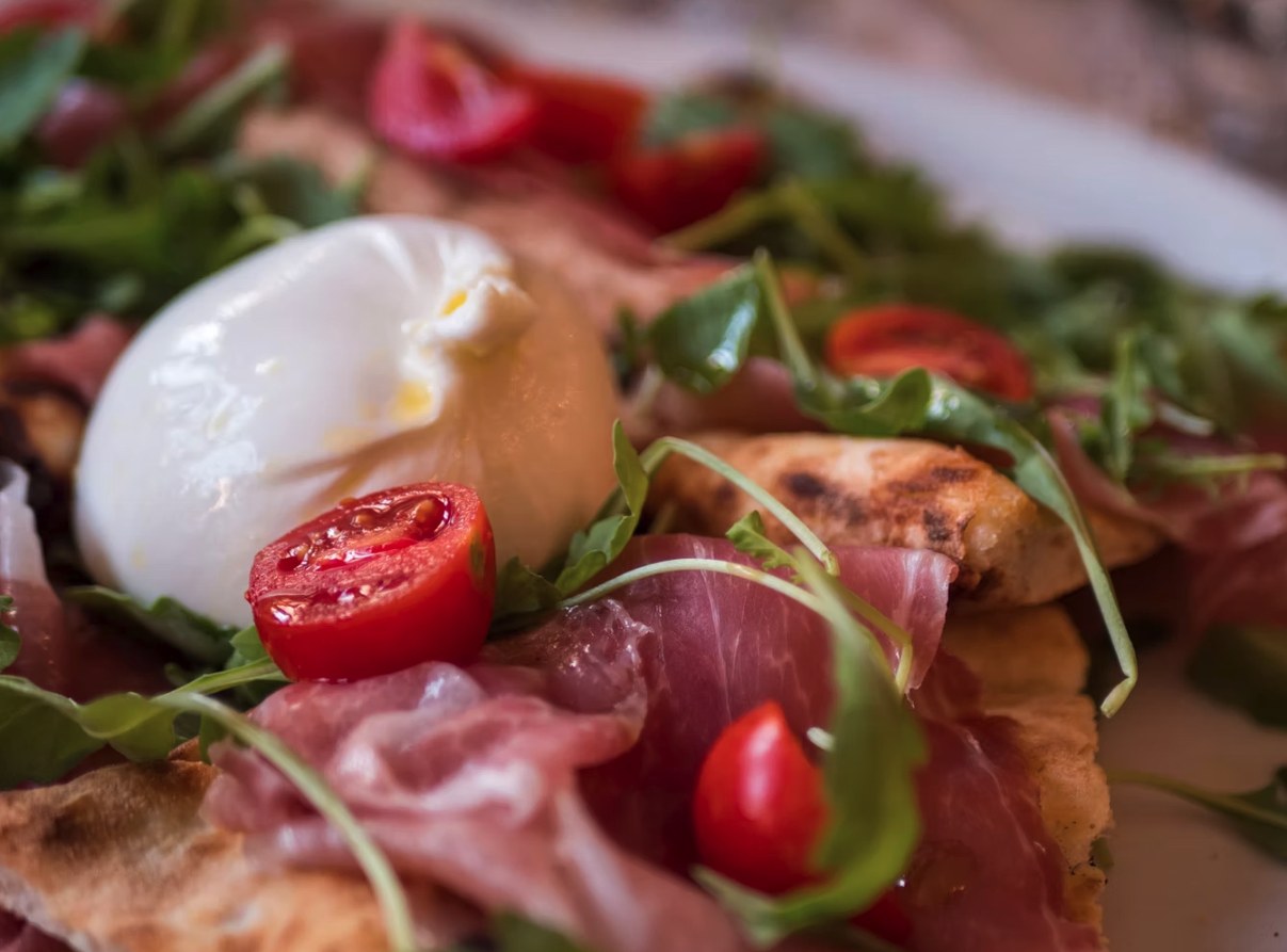 Focaccia con burrata e prosciutto crudo