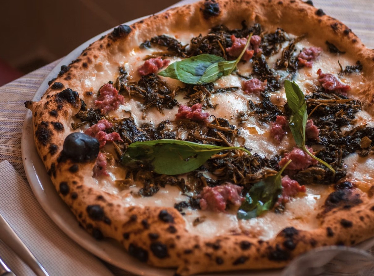 Pizza con friarielli e salsiccia